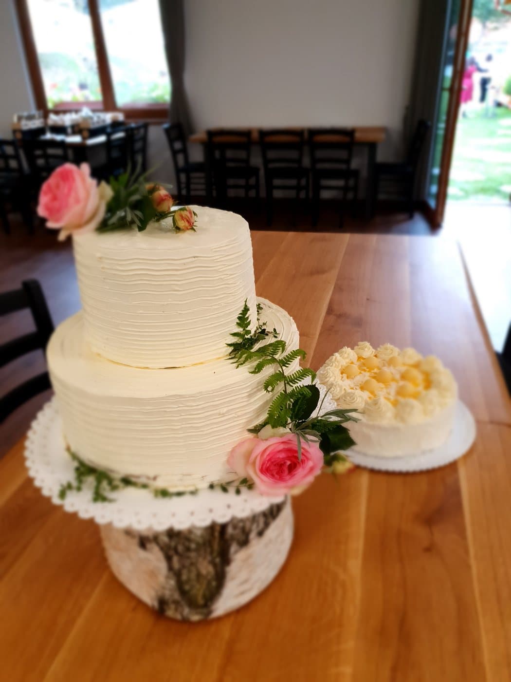 Hochzeitstorte mit frischen Blumen verziert