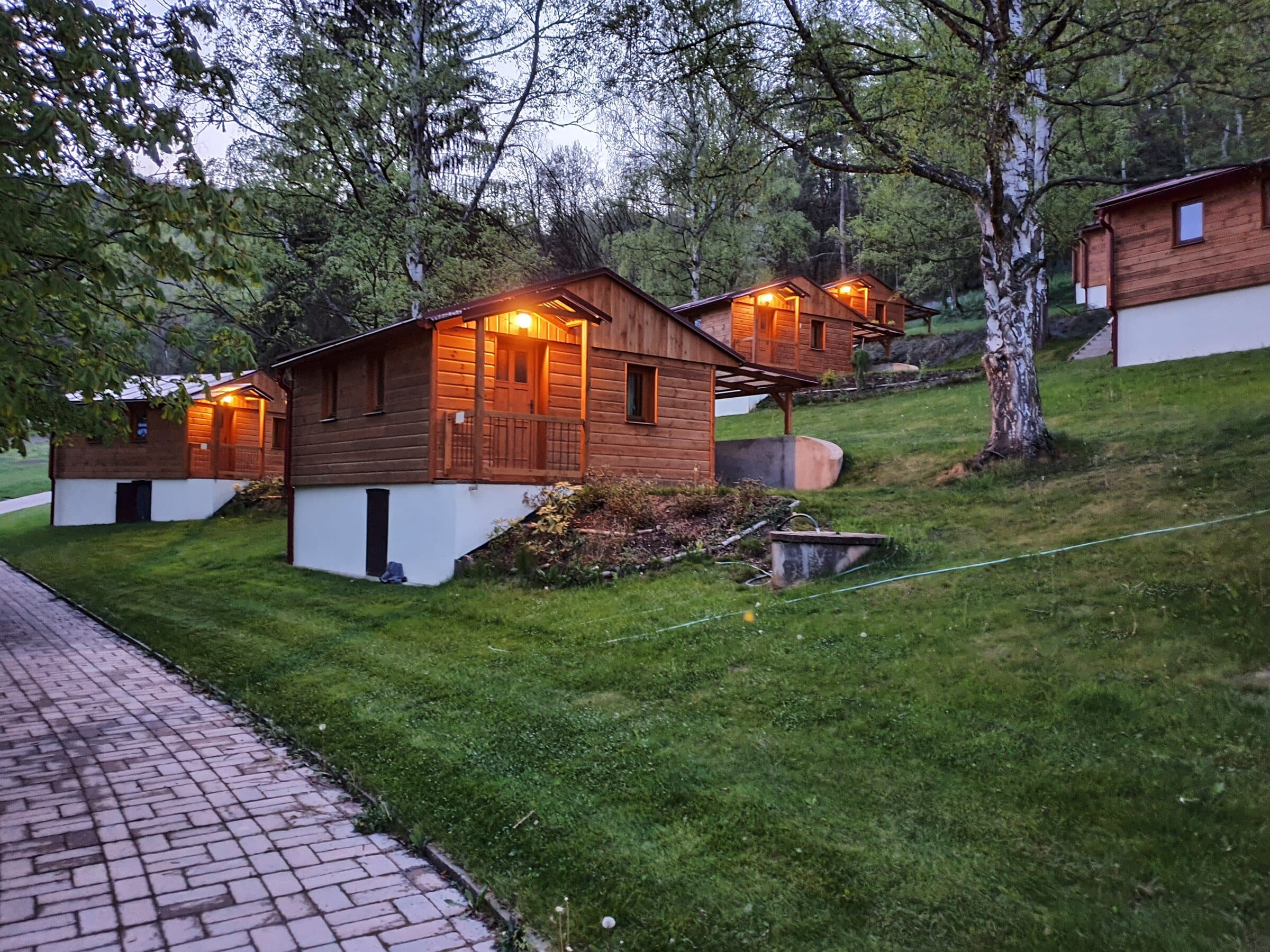 Beleuchtete Apartments des Letovisko Chobot in der Abenddämmerung