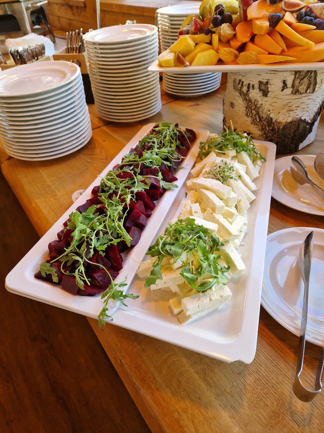 Salate aus Roter Bete, Feta und Rucola auf langen Platten
