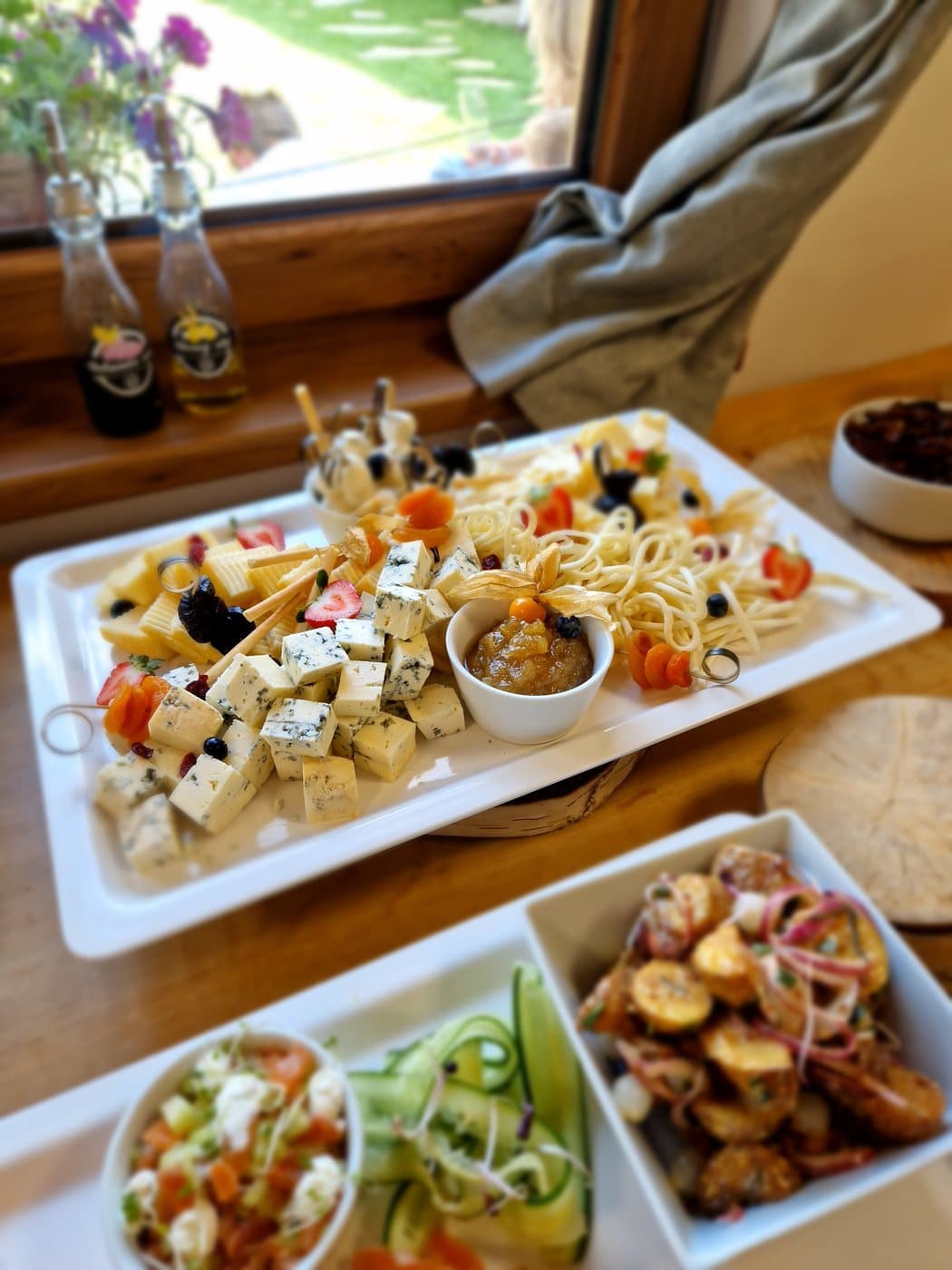 Sýrová mísa s hrozny, olivami a marmeládou