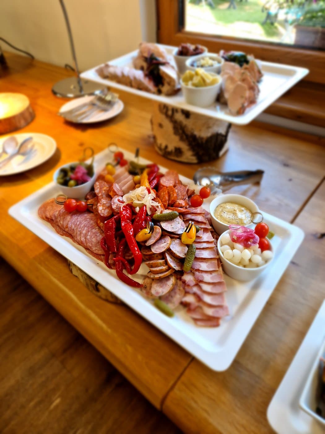 Mísa uzenin s grilovanou paprikou, nakládanou zeleninou a dipy