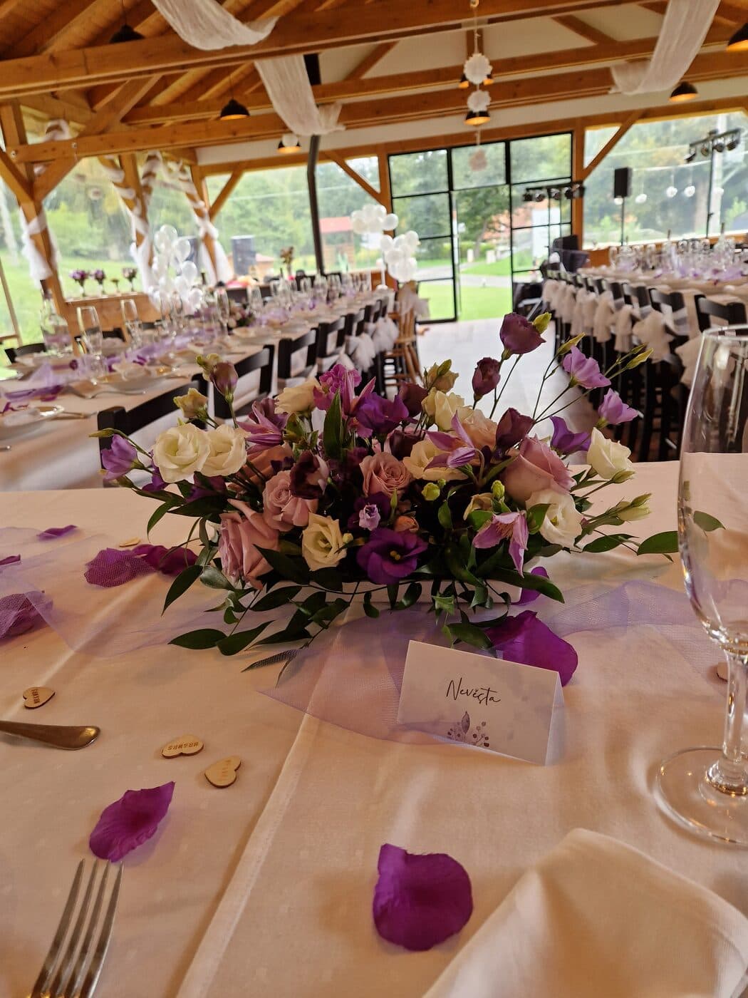 Blumenschmuck auf dem Hochzeitstisch